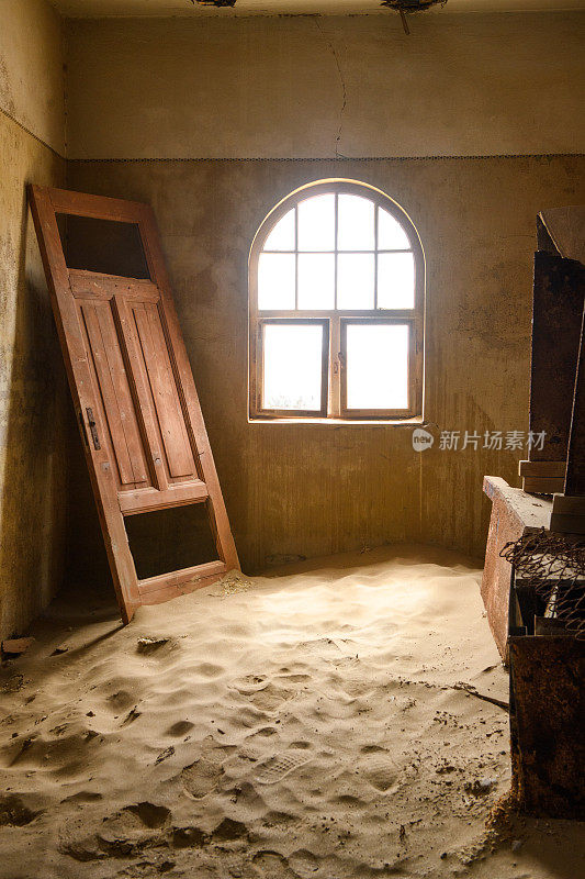 纳米比亚Kolmanskop house拆除了靠墙的门